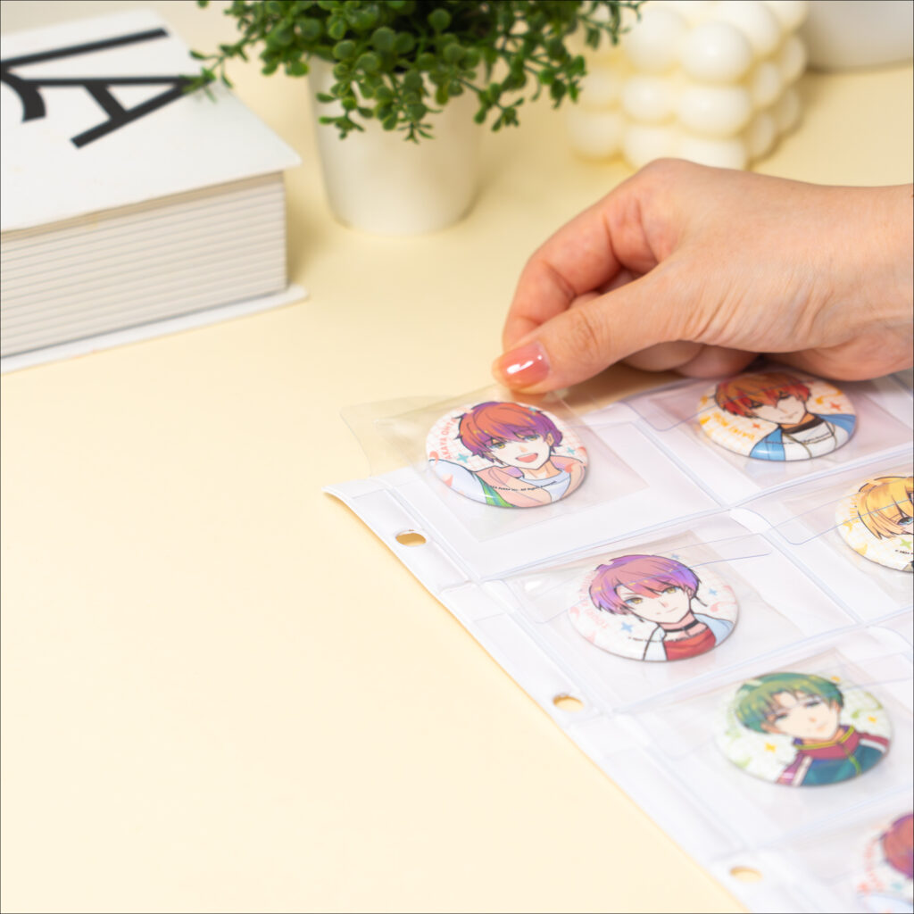 44mm缶バッジに合わせた15ポケットで、1枚にまとめて収納