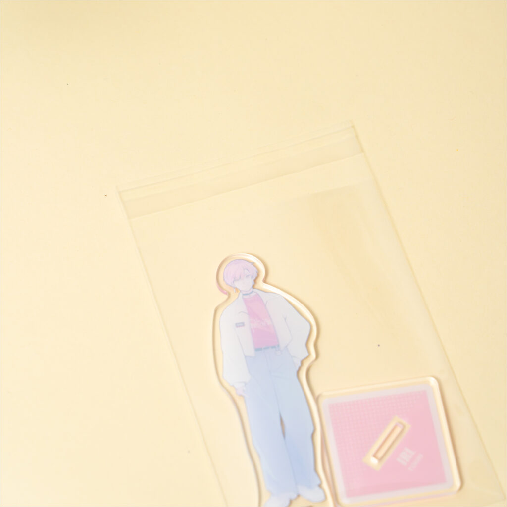 テープ位置の調整でスリーブ内のグッズの動きをしっかり抑えられる